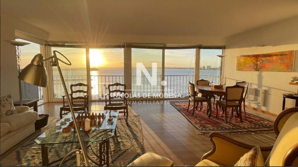 Vende apartamento de 3 dormitorios en Punta del