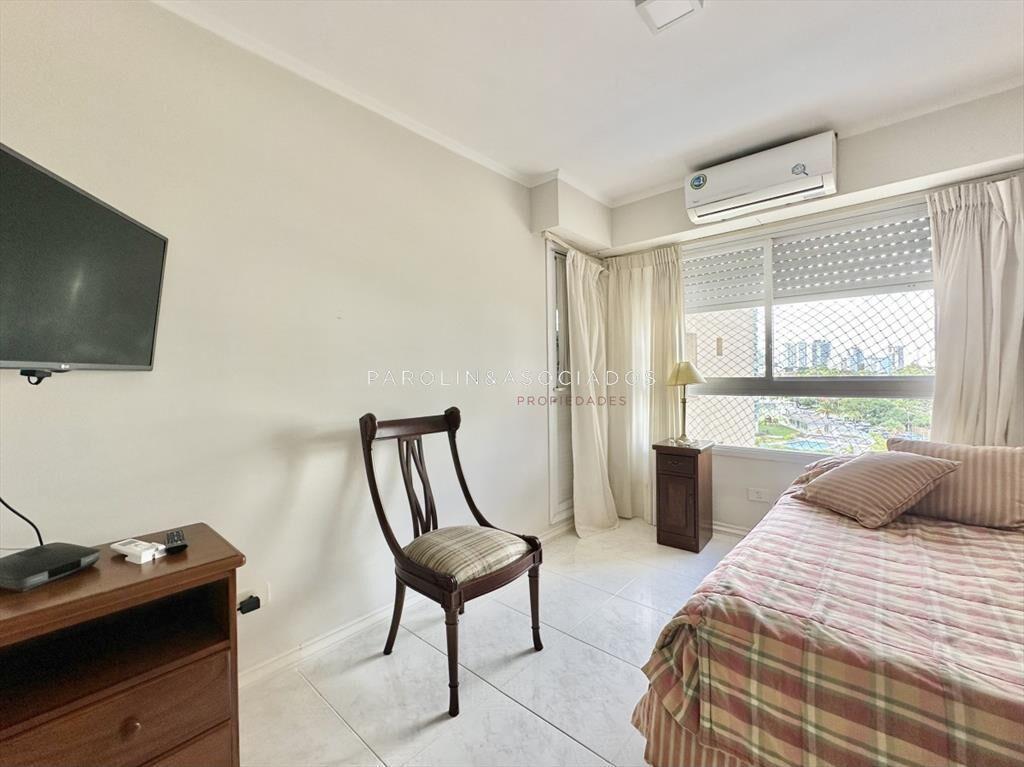 Apartamento en venta de 3 dormitorios en primera fila en Co
