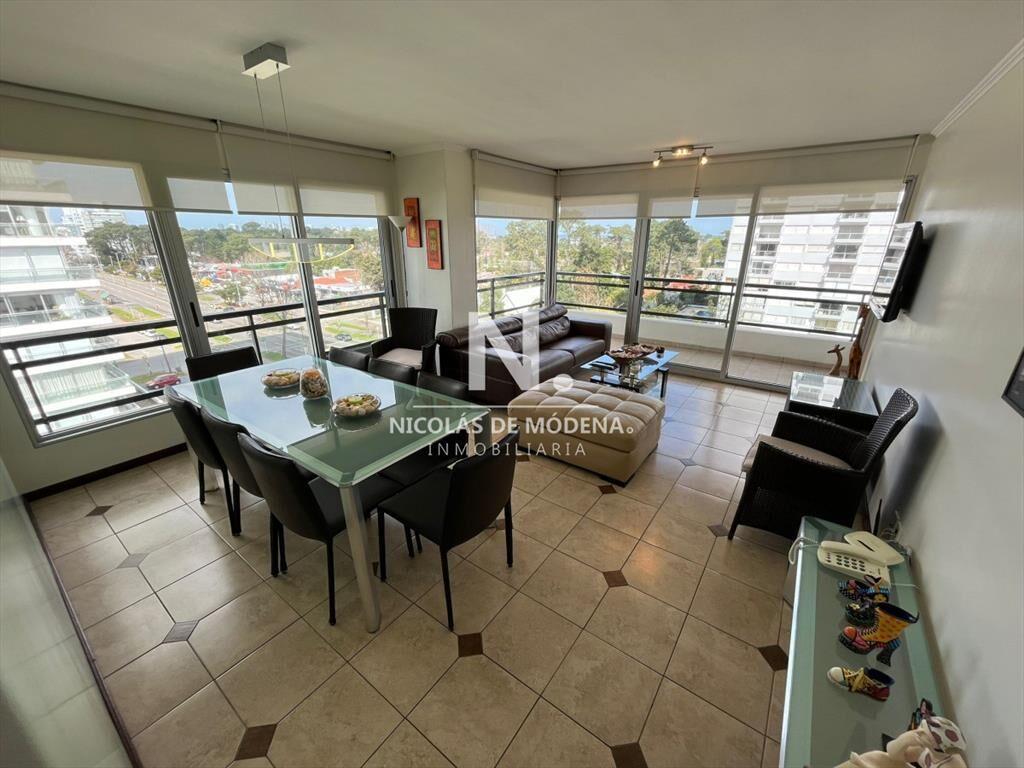 En venta apartamento de 3 dormitorios en Punta