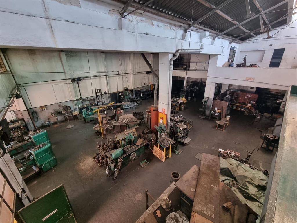 Proximo Agraciada y San Martín, 931 m2, dos naves , oficina