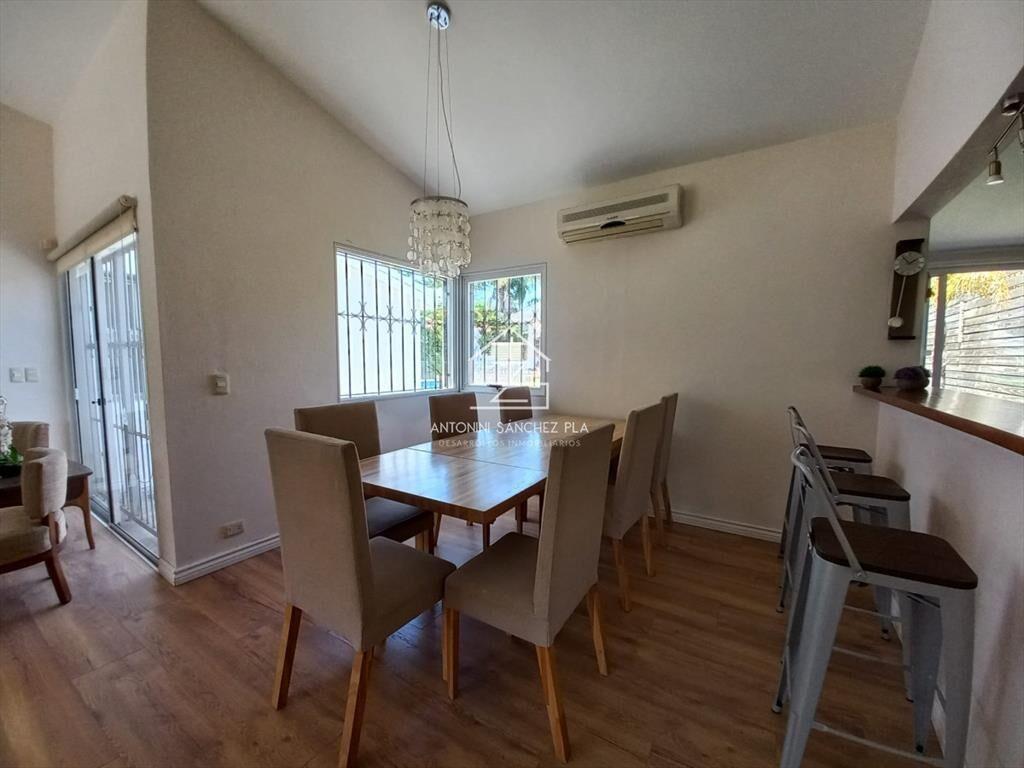 Vende casa de 3 dormitorios totalmente reformada.