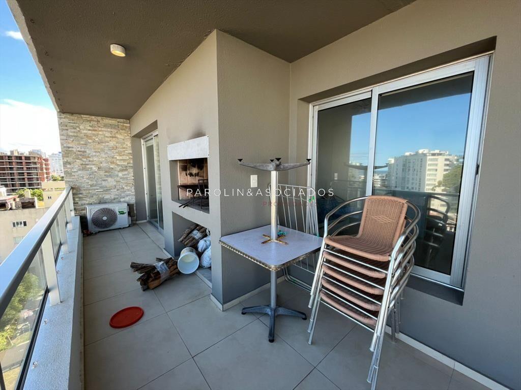 Apartamento de 3 dormitorios en venta en edificio