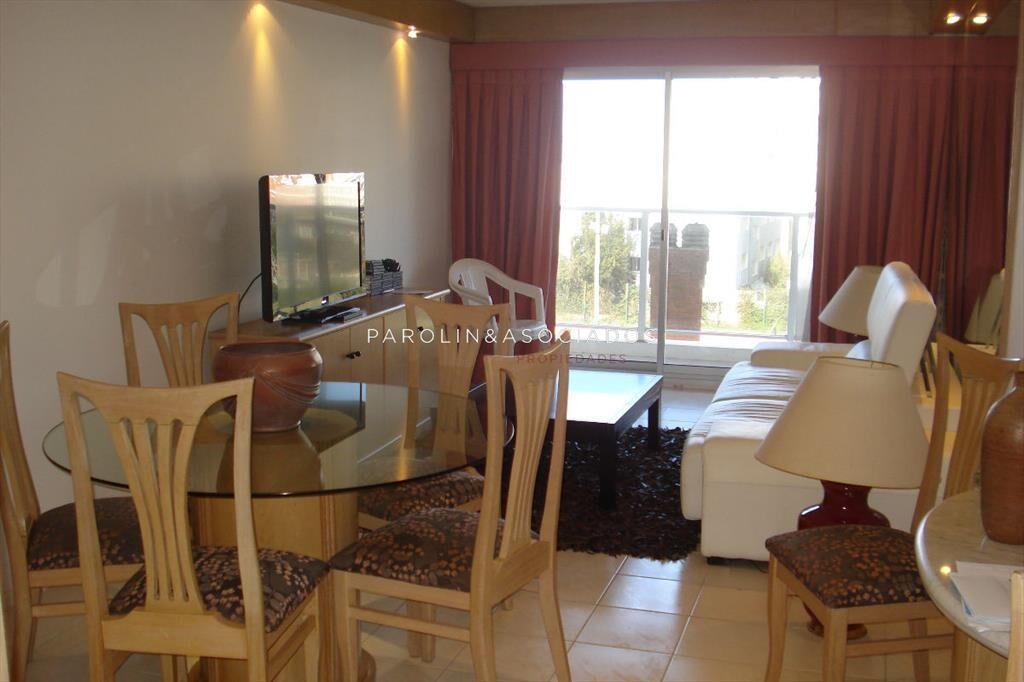 Apartamento en venta a pasos del mar en Punta del Este.