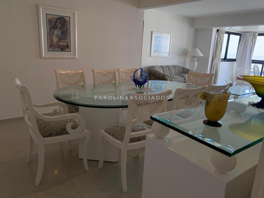 Apartamento en venta de 3 dormitorios en Center,