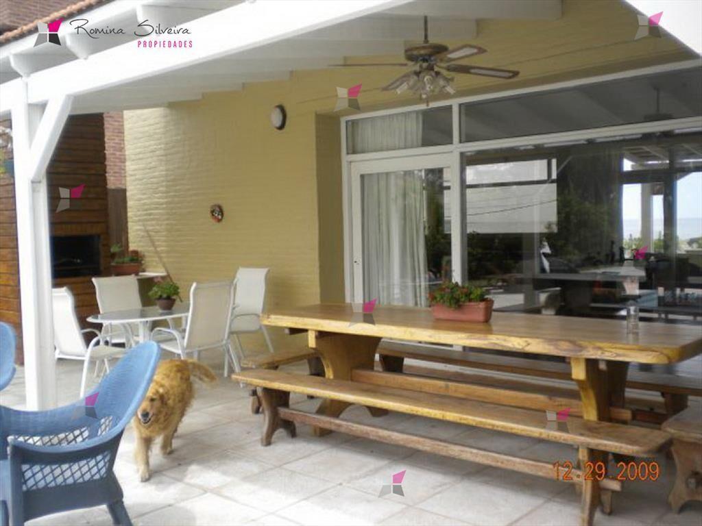 VENTA DE CASA DE 4 DORMITORIOS FRENTE AL MAR EN