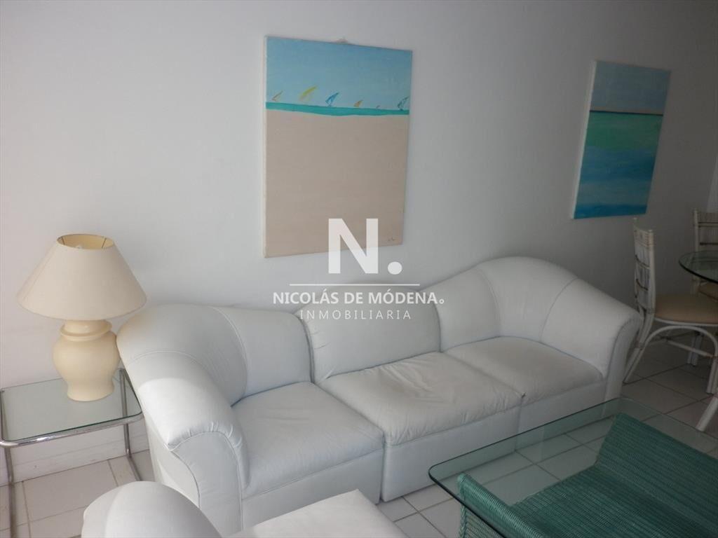 Vende apartamento de 2 dormitorios en Punta del
