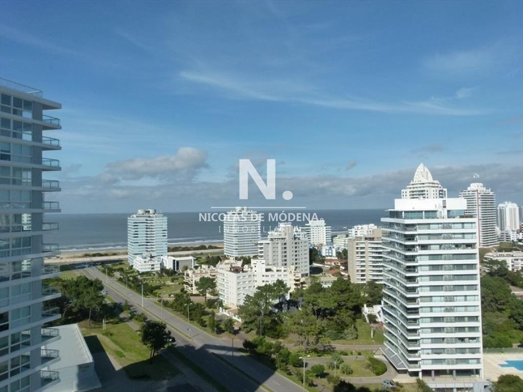 Vende Elegante apartamento de 3 dormitorios a solo metros d