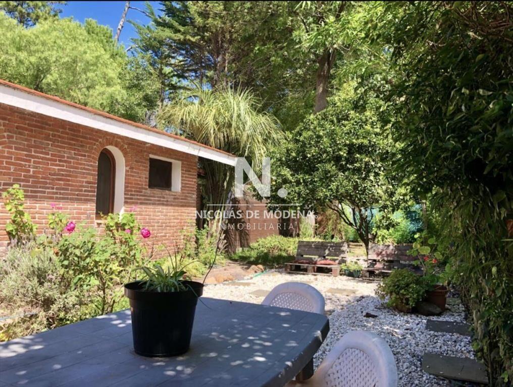 Vende casa en excelente estado, con 3 dormitorios