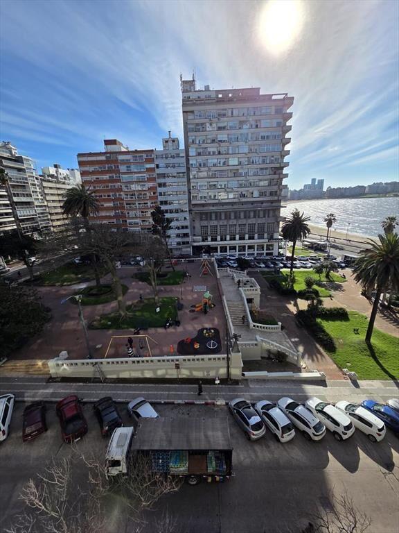 Plaza Gomensoro, vista al mar, piso alto, 155 m2, 3 dormito