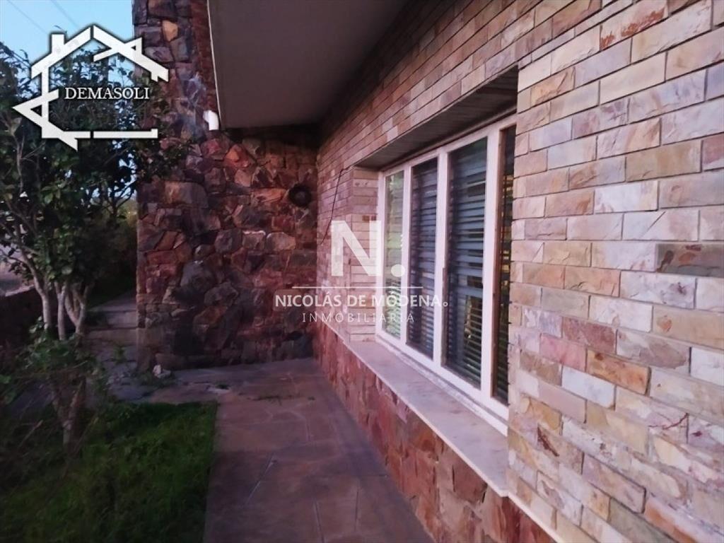 Se vende casa de gran porte, ubicada en la de la