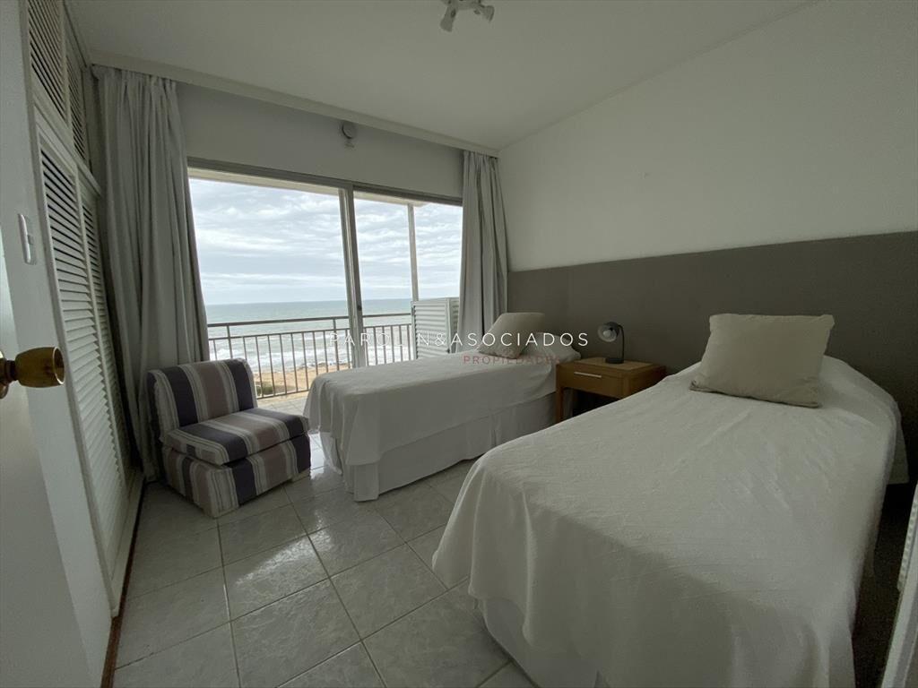 Cómoda planta en primera línea playa brava, del