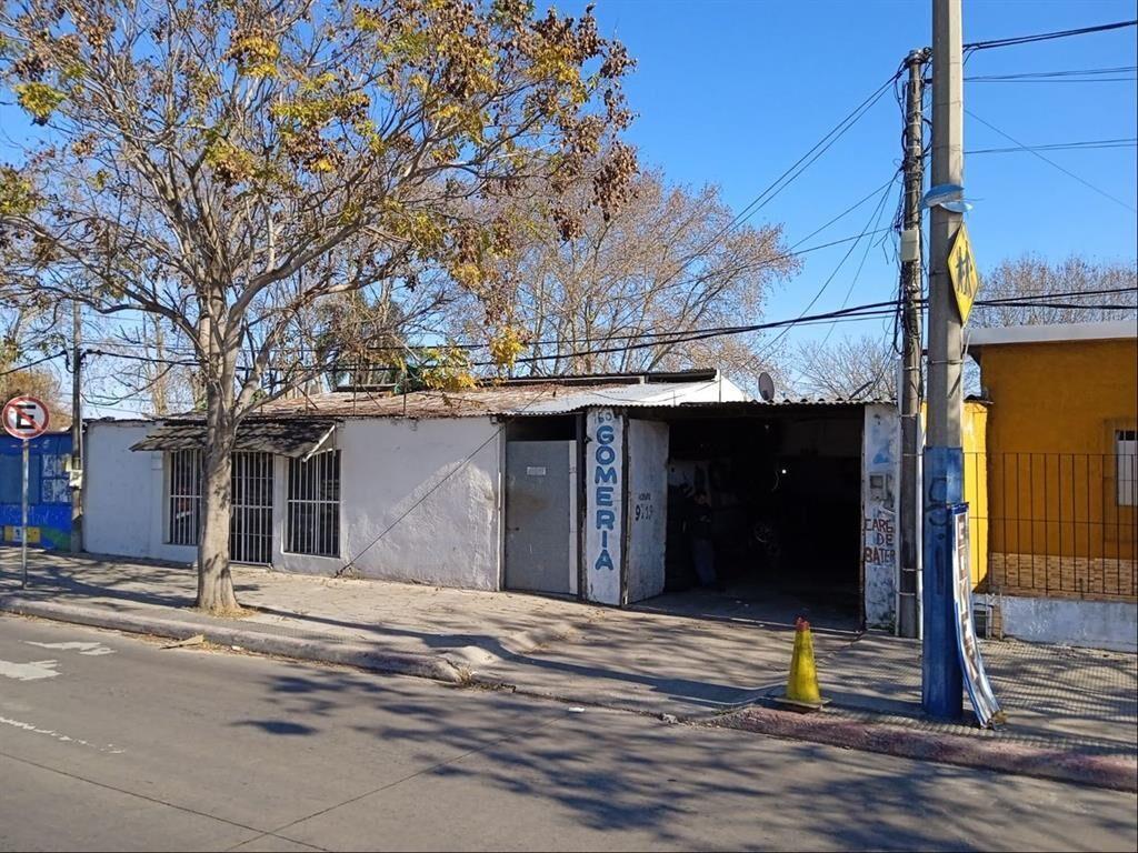 Dos locales comerciales y casa sobre Avda. Garzón