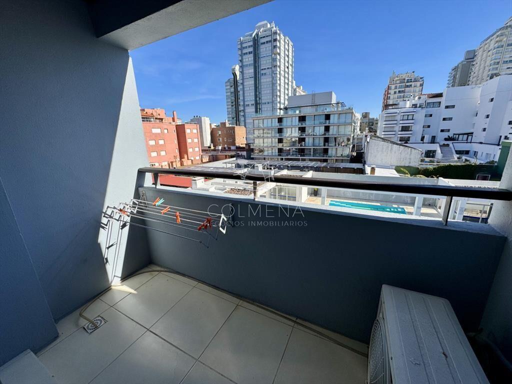 Apartamento en venta en peninsula con parrillero