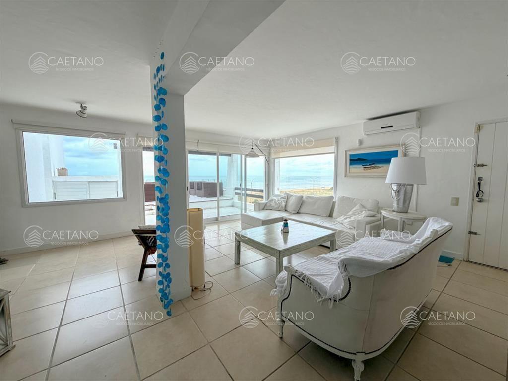 Apartamento de 4 dormitorios en primera linea de