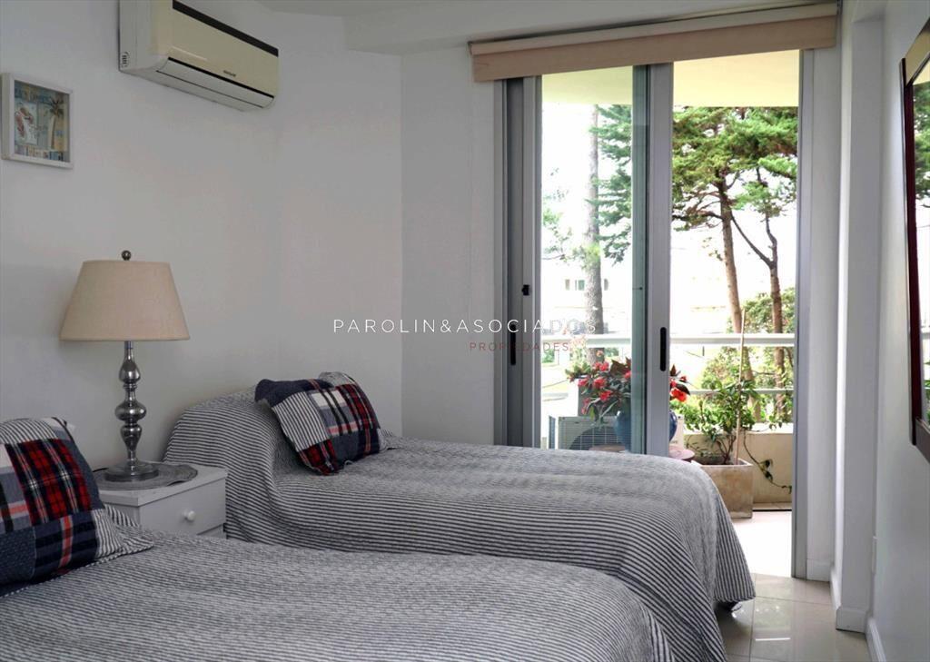 Apartamento de 3 dormitorios en venta en la Punta