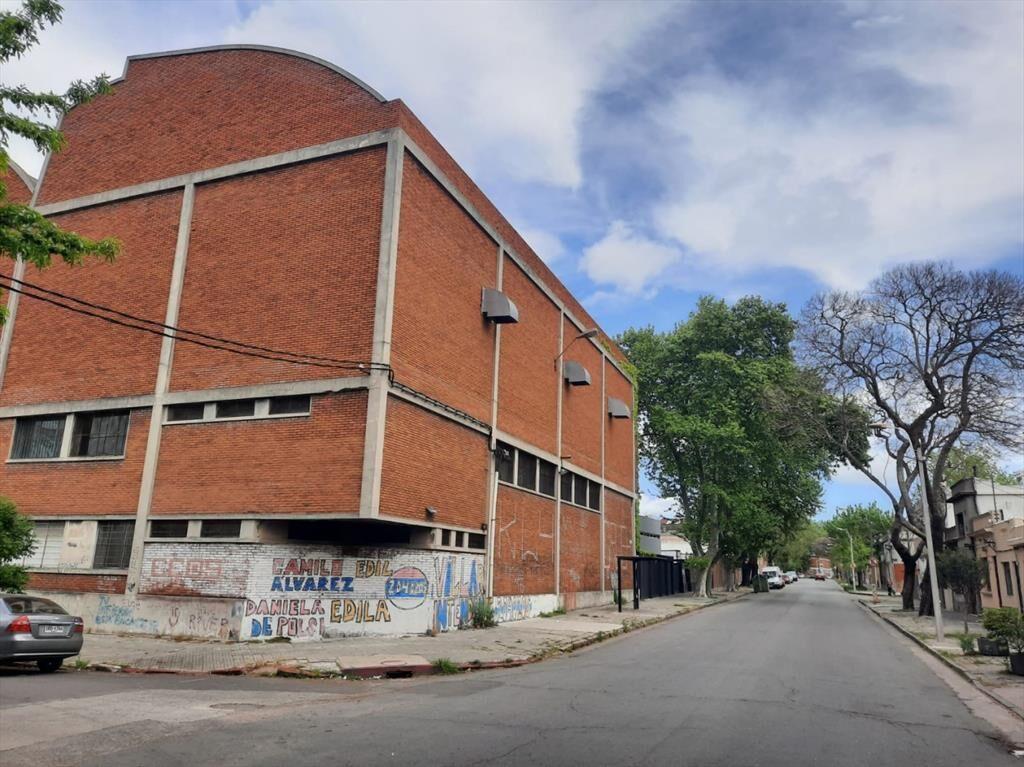 Excelente nave esquina, 2 niveles, gran presencia!