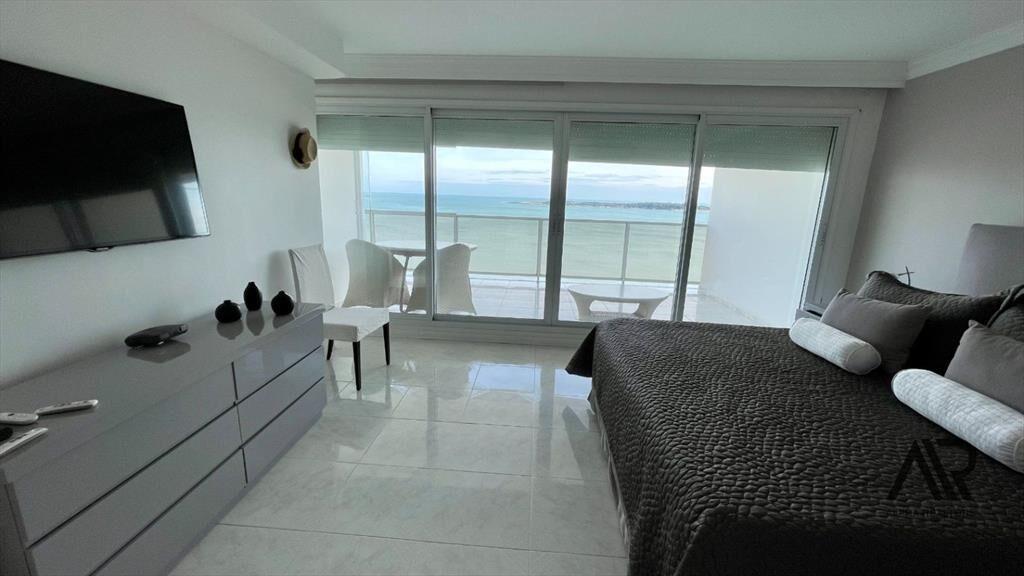 Apartamento en venta de 5 dormitorios c/ cocheras en Pla...