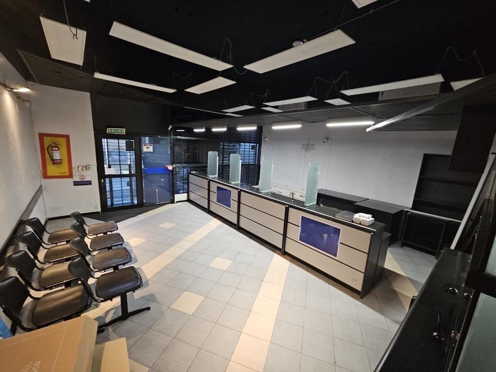Prox Agraciada, gran edificio comercial