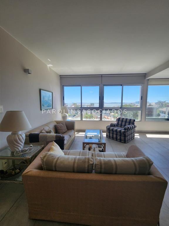 Vende apartamento en Peninsula de 3 dormitorios, a metros d