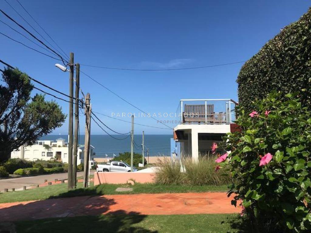 VENTA DE CASA DE 3 DORMITORIOS EN MANANTIALES CON
