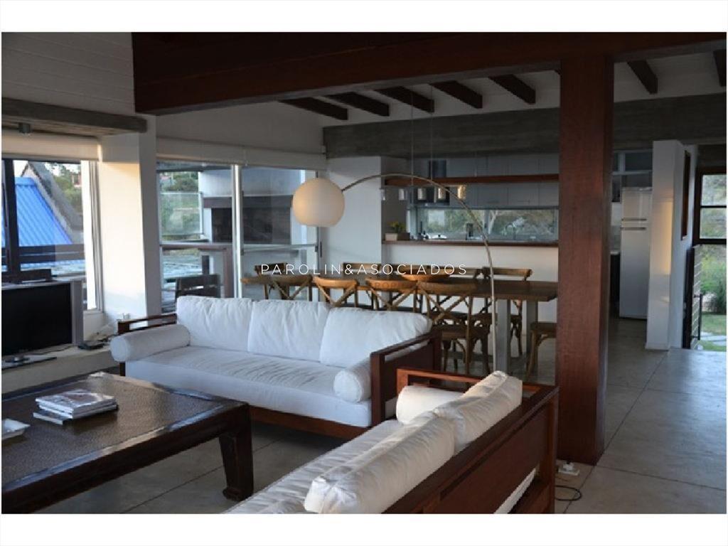 Hermosa casa en venta con piscina en Punta del Este.