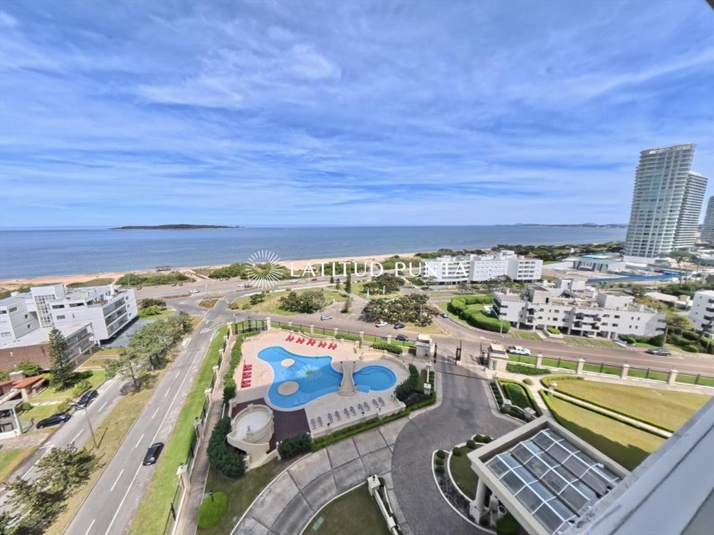 Piso alto frente al mar en Le Jardin
