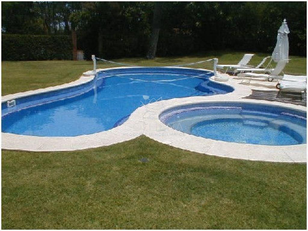 Hermosa casa con muy terreno. Financia a largo