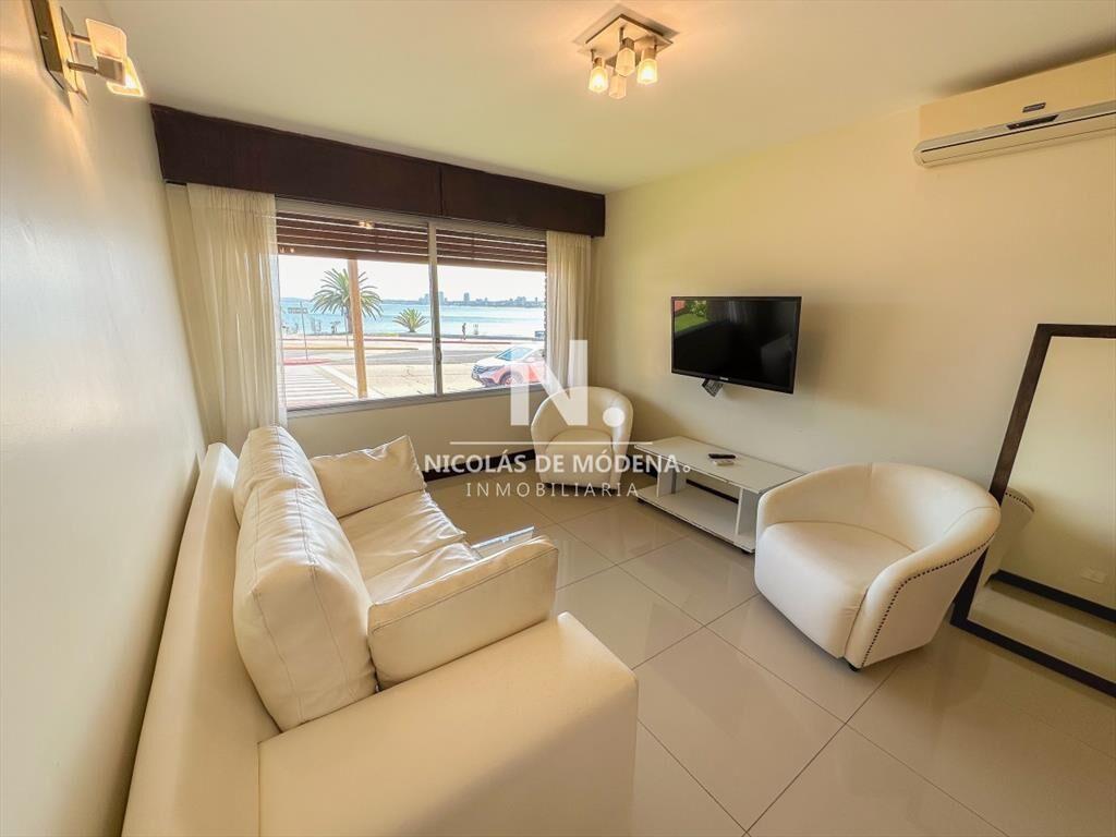 Vende impecable apartamento de 2 Dormitorios, a