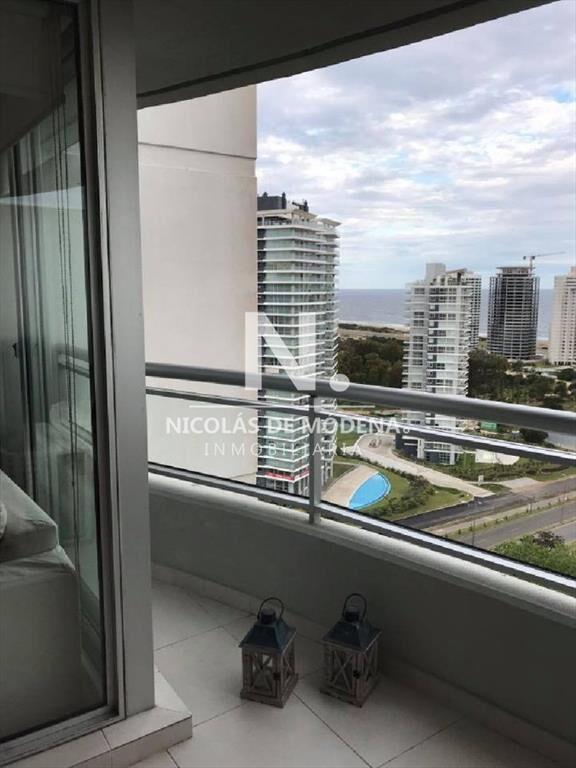 Vende apartamento de 2 dormitorios en Punta del
