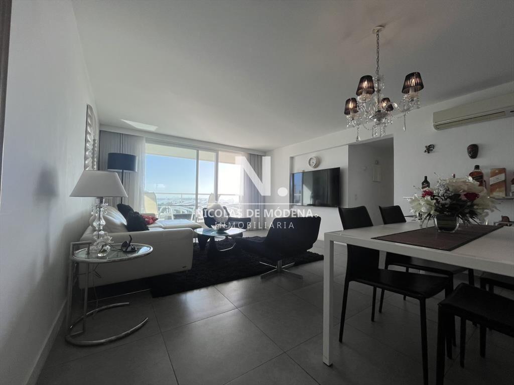 Piso intermedio de 2 dorrmitorios en venta en Torre Yoo