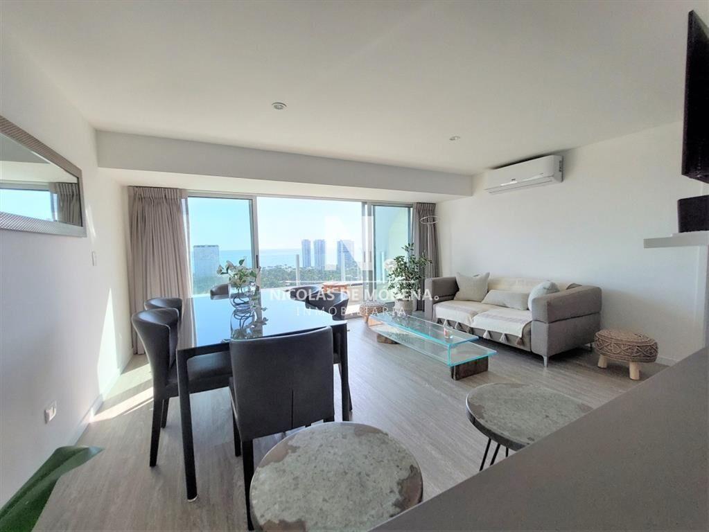 Amplio apartamento en piso alto, con excelente vista al mar