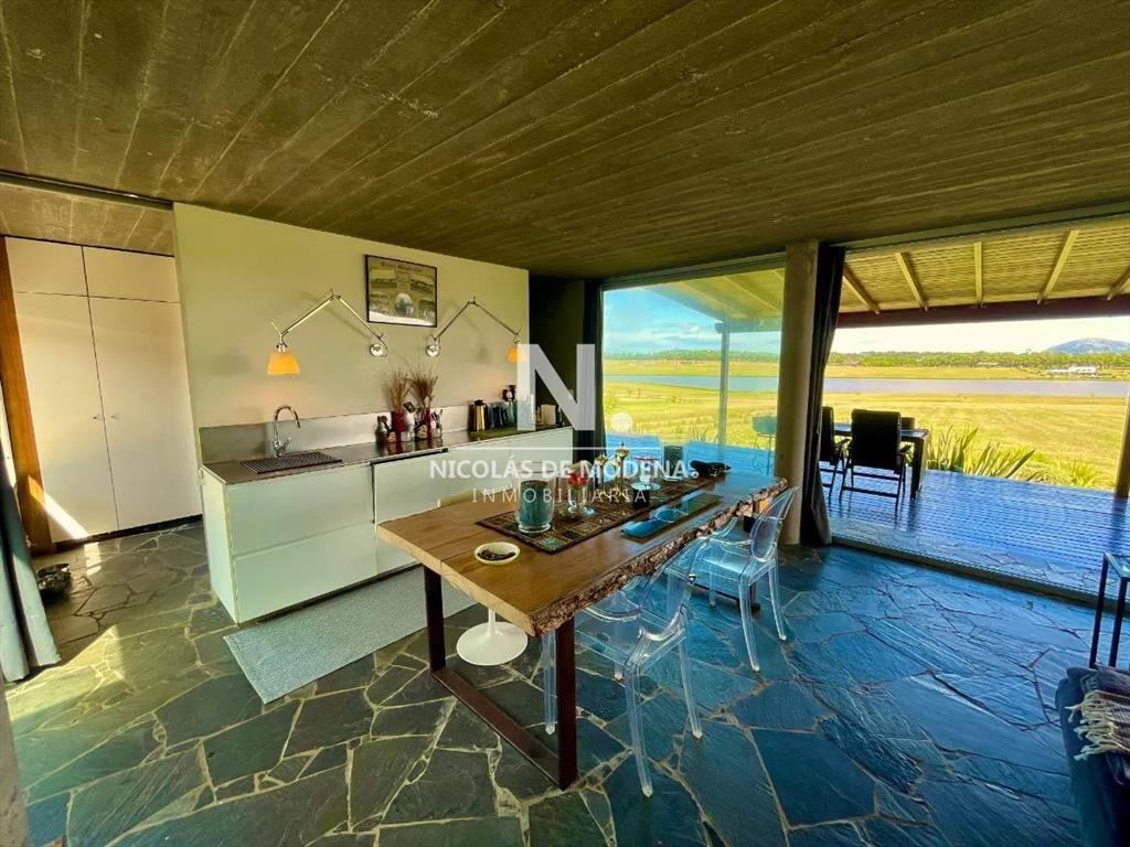 Vende casa en Laguna de los Cisnes, con hermosa y