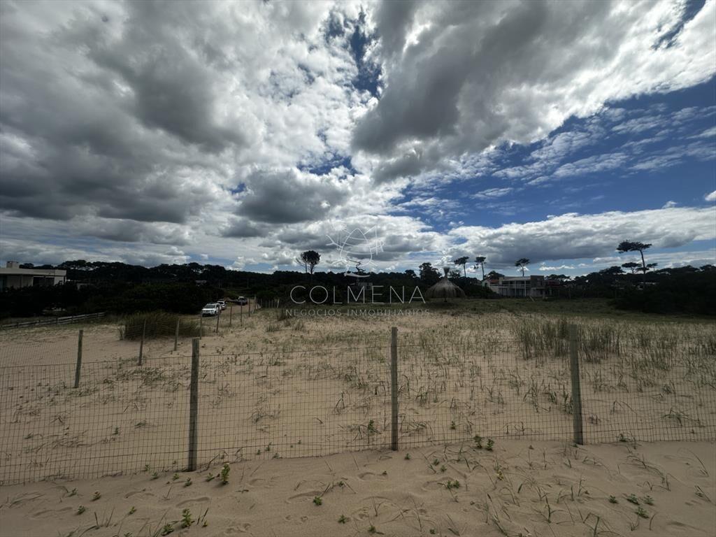 Venta en exclusiva terreno primera línea al mar
