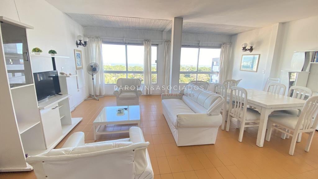 Apartamento sobre Av Roosevelt de 2 dormitorios en Venta