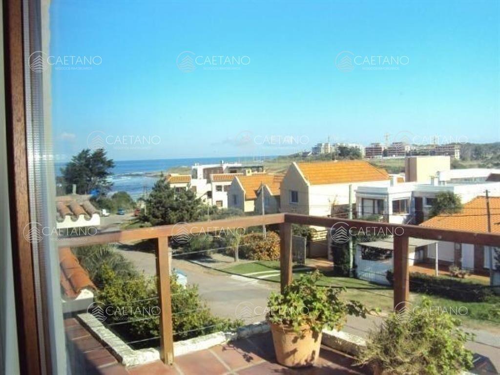 En el centro de La Barra, a pasos del mar!