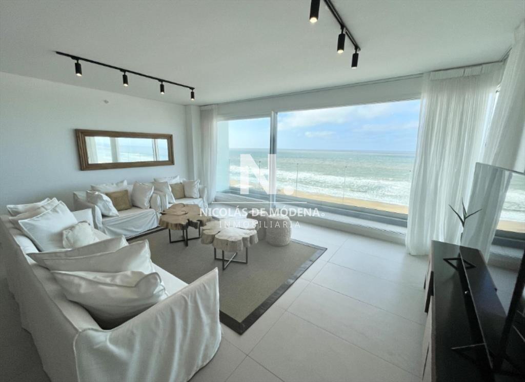 Vende apartamento en Brava - Punta del Este de 3 dormitorio