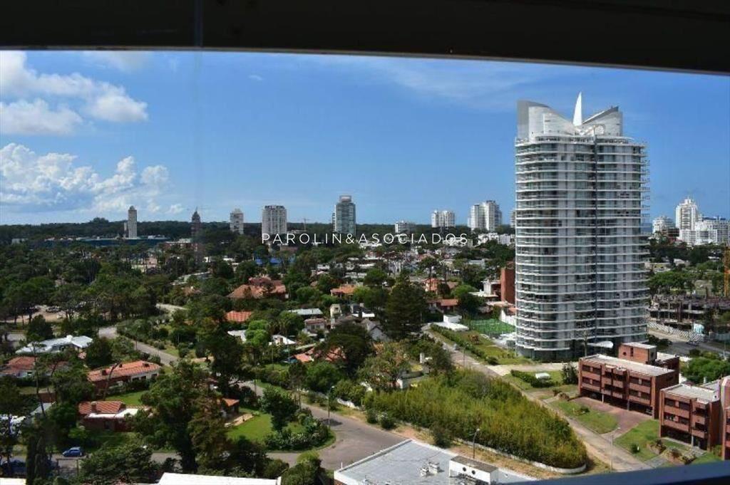 Apartamento en venta de 3 dormitorios en edificio
