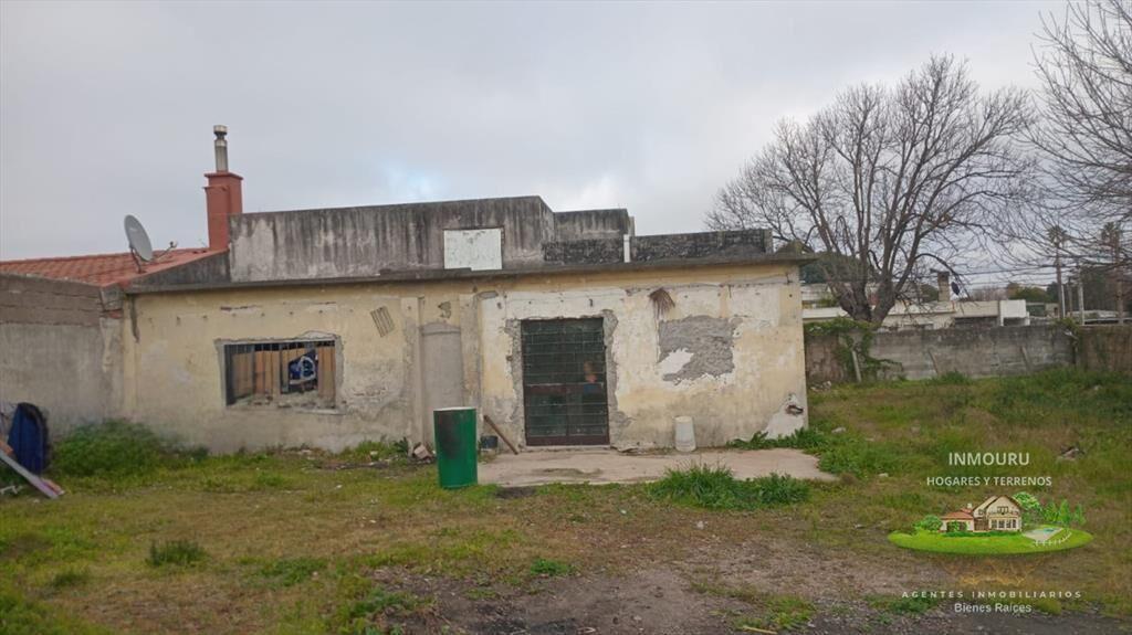 Venta de casa con amplio terreno en piedras blancas