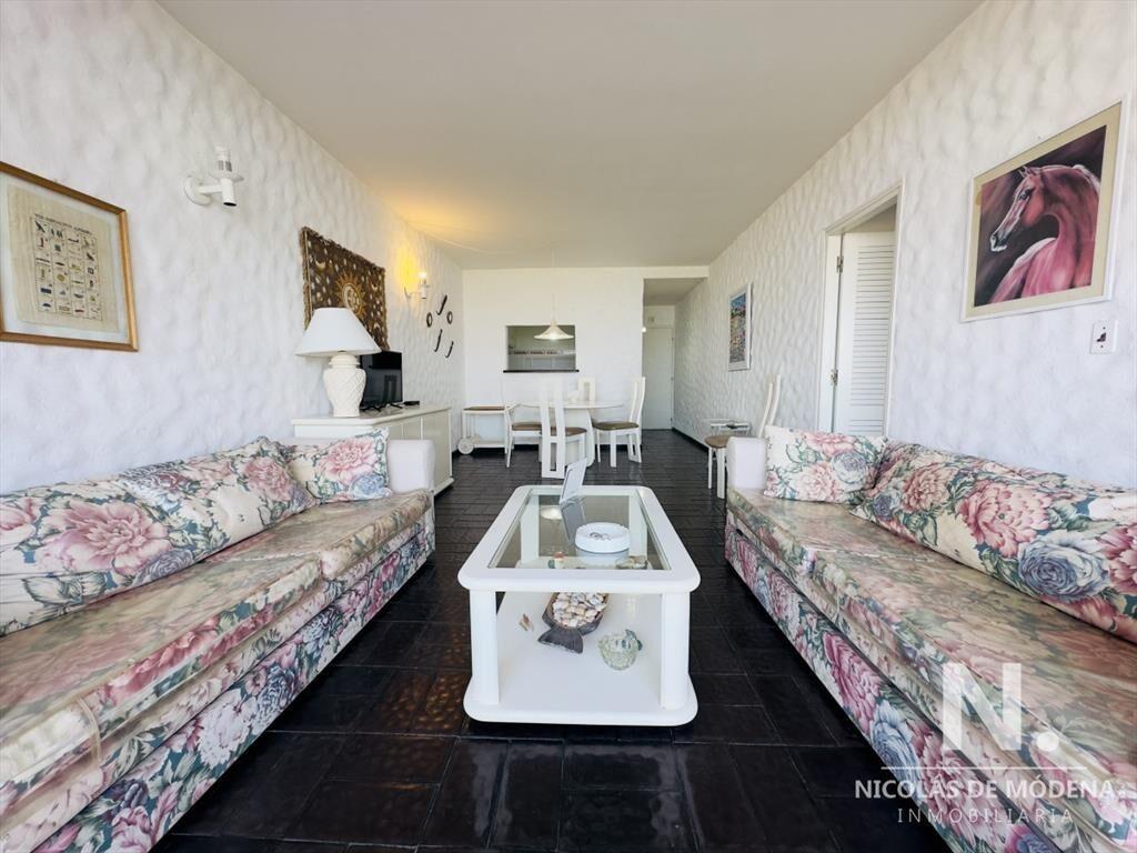 Venta de apartamento primera linea, playa brava.