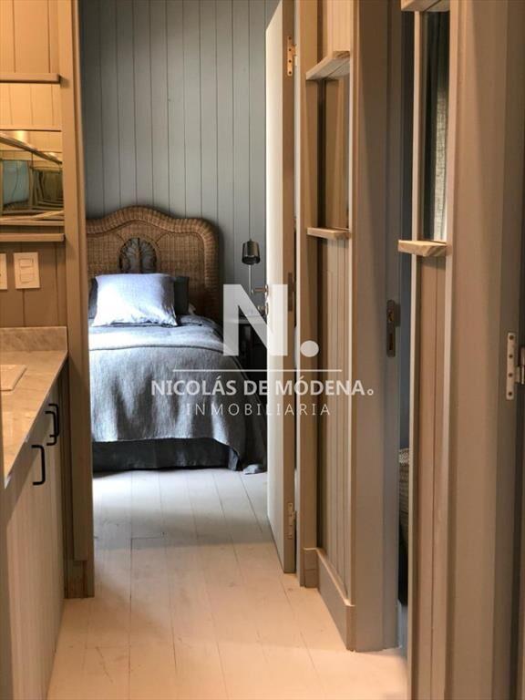 Casa de 4 dormitorios en venta en barrio cerrado.