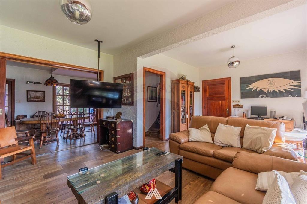 Se alquila casa 4 dormitorios en Punta Gorda.