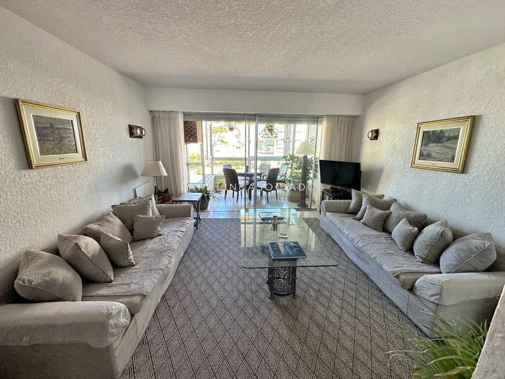 Hermoso apartamento en venta a pasos del mar