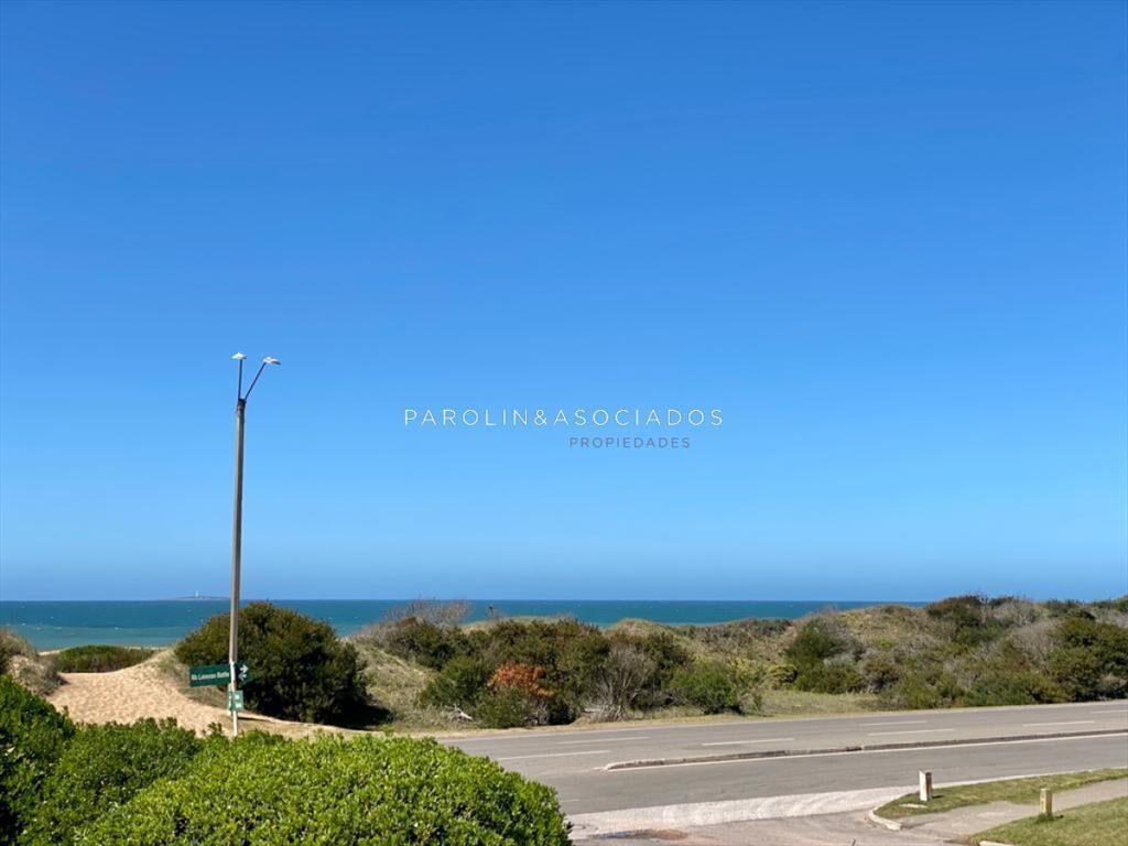 Hermoso apartamento en playa brava en primera al