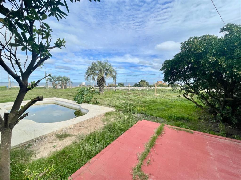 Casa en venta sobre la ruta, frente al mar Punta