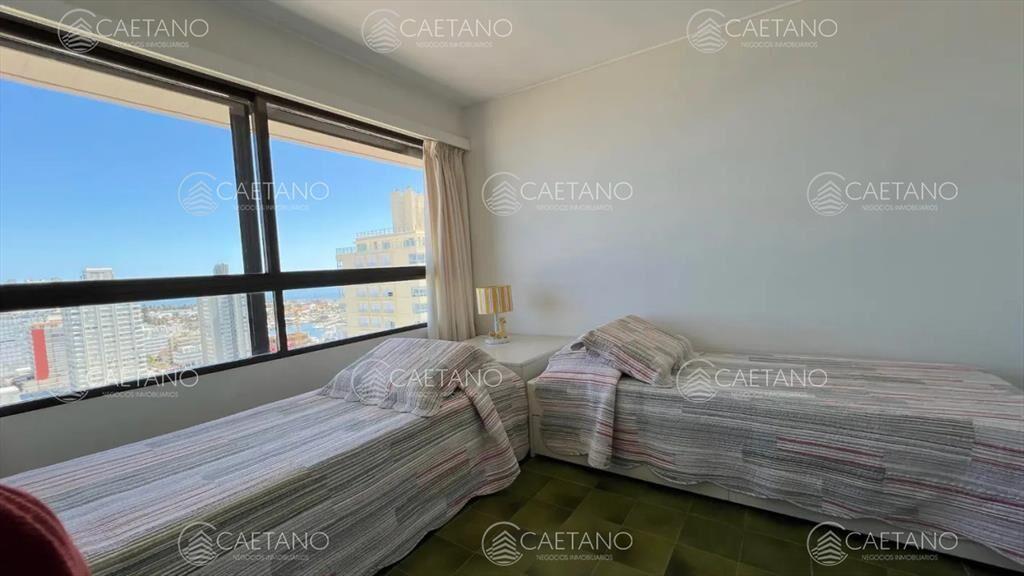 venta de apartamento cuatro dormitorios . Punta