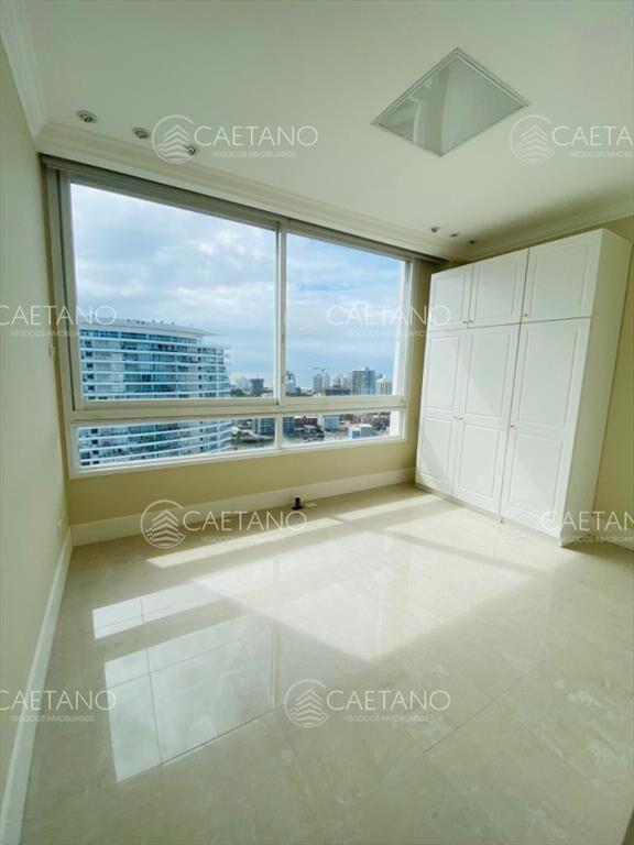 Venta apartamento 4 dormitorios. Playa mansa, del