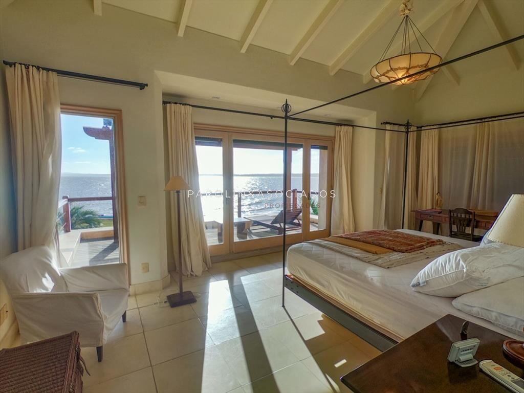 Espectacular casa en Punta Ballena sobre el mar