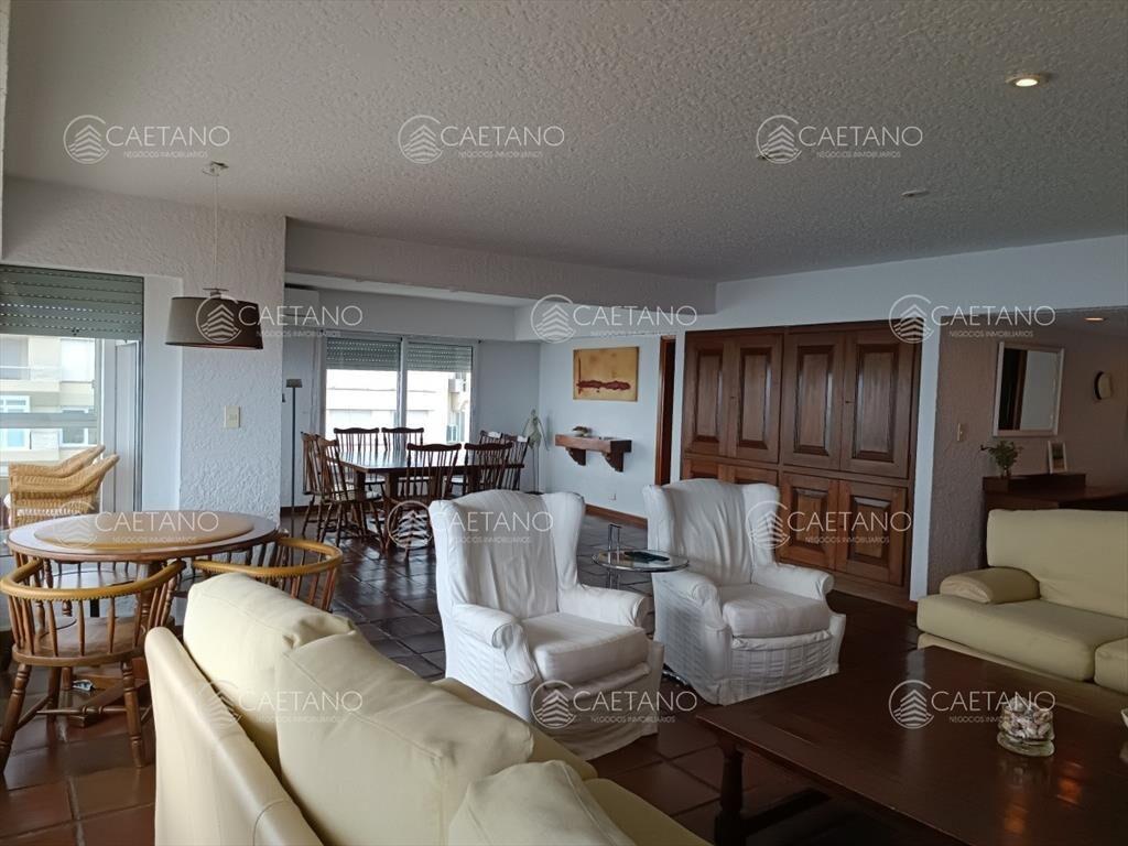 Venta Apartamento 3 Dormitorios y Dependencia,
