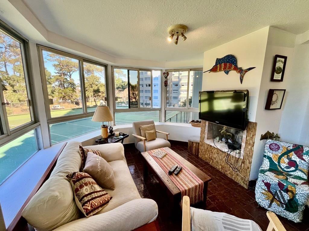 Apartamento en venta c/ cochera en Cantegril