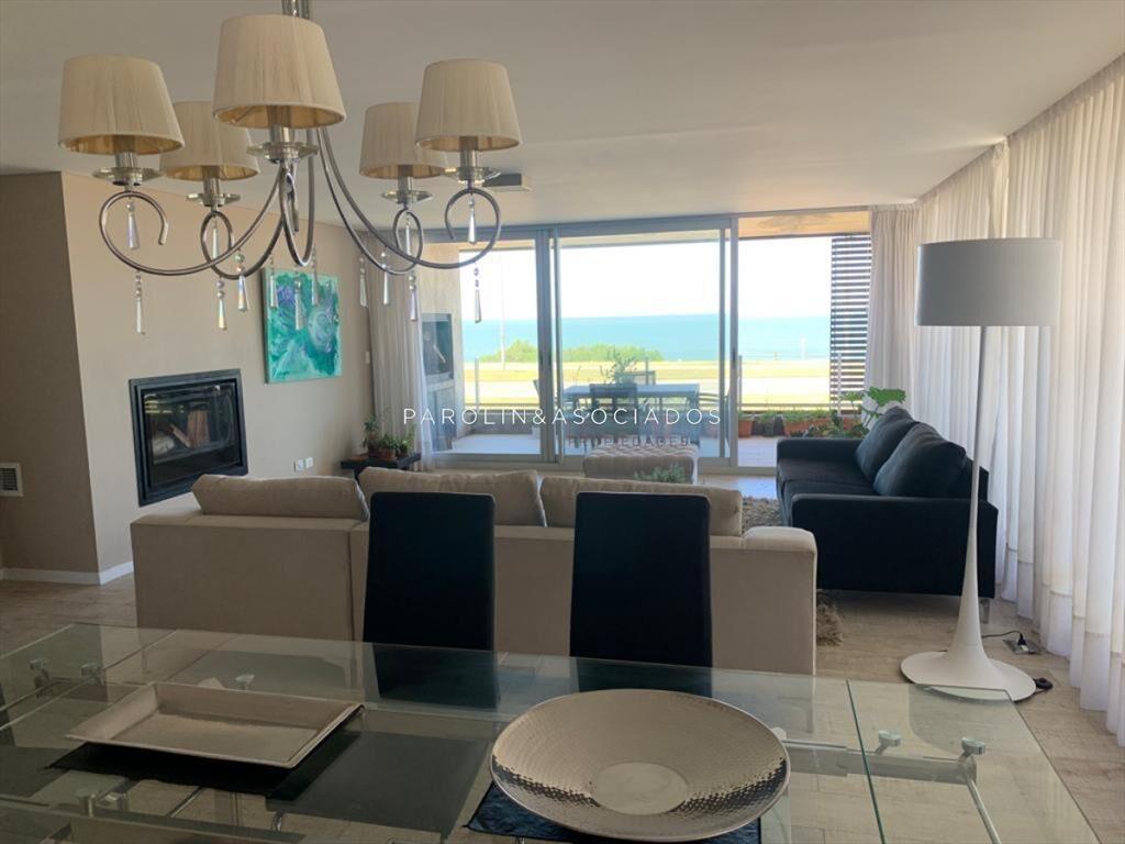 Apartamento en venta de tres dormitorios frente